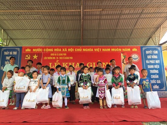 BABEENI GAVE GIFTS FOR CHILDREN ON BEGINNING OF SCHOOL YEAR AT SAPA & LAO CAI 